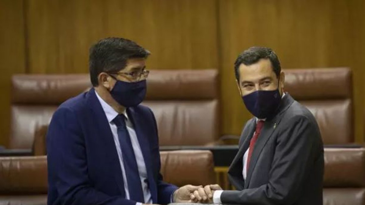 El presidente de la Junta de Andalucía, Juanma Moreno (d), junto al vicepresidente de la Junta, Juan Marín.