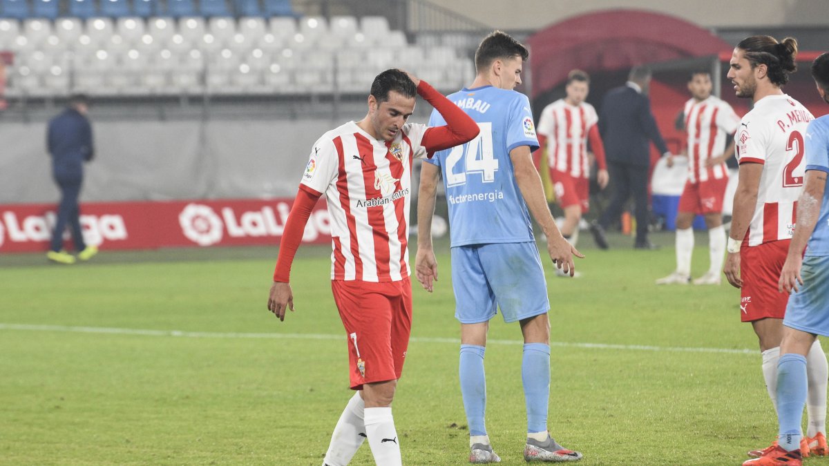 Juan Villar se lamenta después de fallar una ocasión.