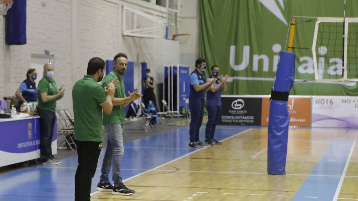 El clásico visto por los Manolos desde el banquillo.
