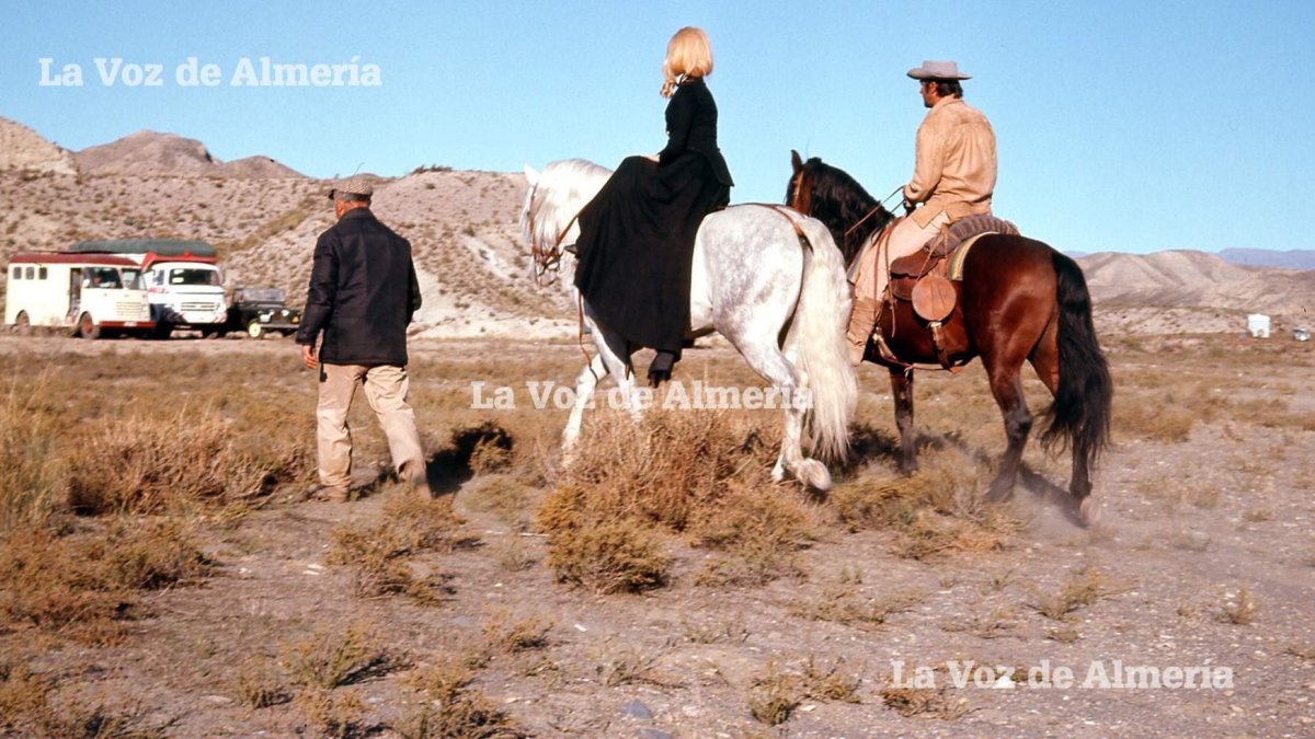 Sean Connery cabalgando junto a Brigitte Bardot durante el rodaje de la película Shalako.