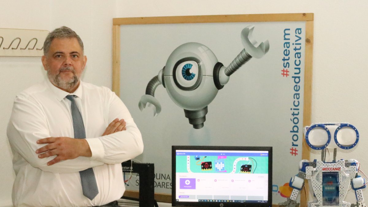 José Francisco Muñoz, en su aula de robótica