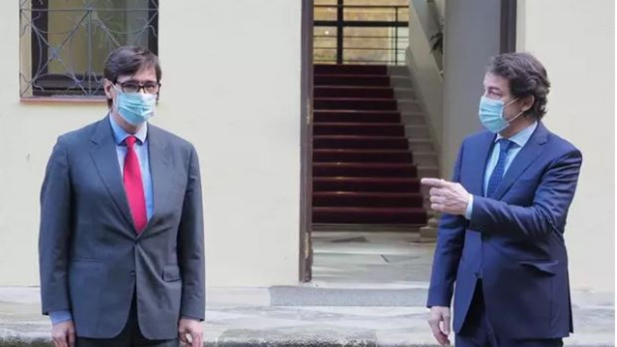 El presidente de la Junta de Castilla y León, Alfonso Fernández Mañueco, y el ministro de Sanidad, Salvador Illa.