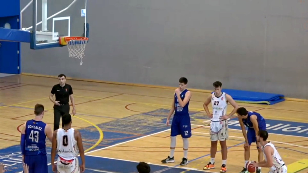 Luis Rueda lanzando a canasta.