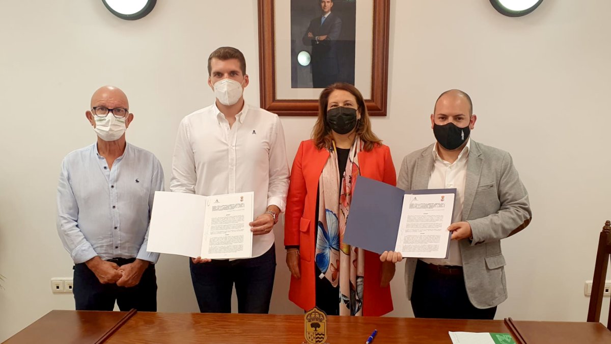 Firma del convenio de colaboración en el Ayuntamiento de Fondón.
