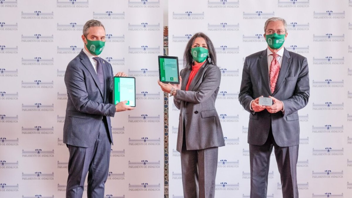 Entrega de los Presupuestos de la Junta a Marta Bosquet.