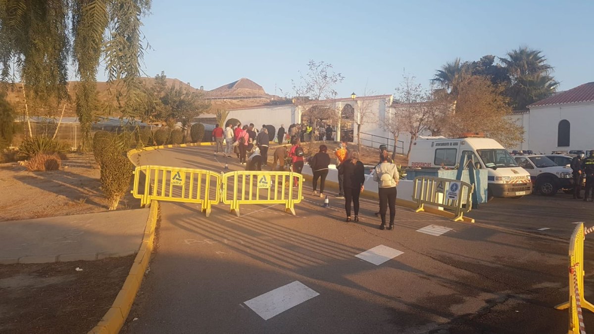 Accesos controlados en los cementerios municipales en Adra.