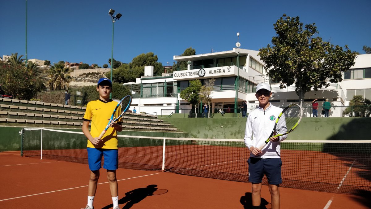 Los ganadores posando con sus trofeos.