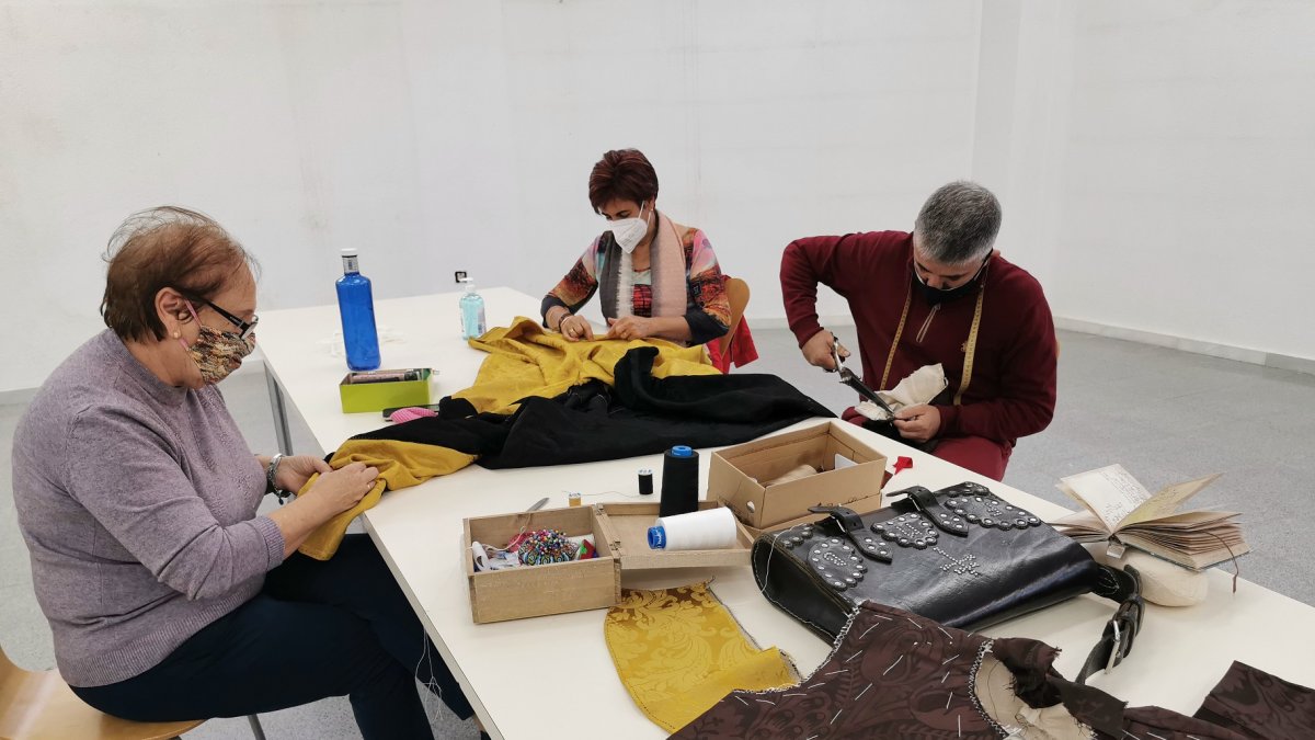 Imagen de los talleres impartido por el reconocido sastre Francisco Martínez Botella.