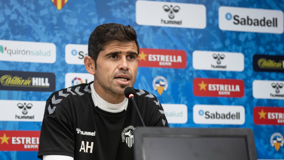 Antonio Hidalgo, técnico del Sabadell, en rueda de prensa.