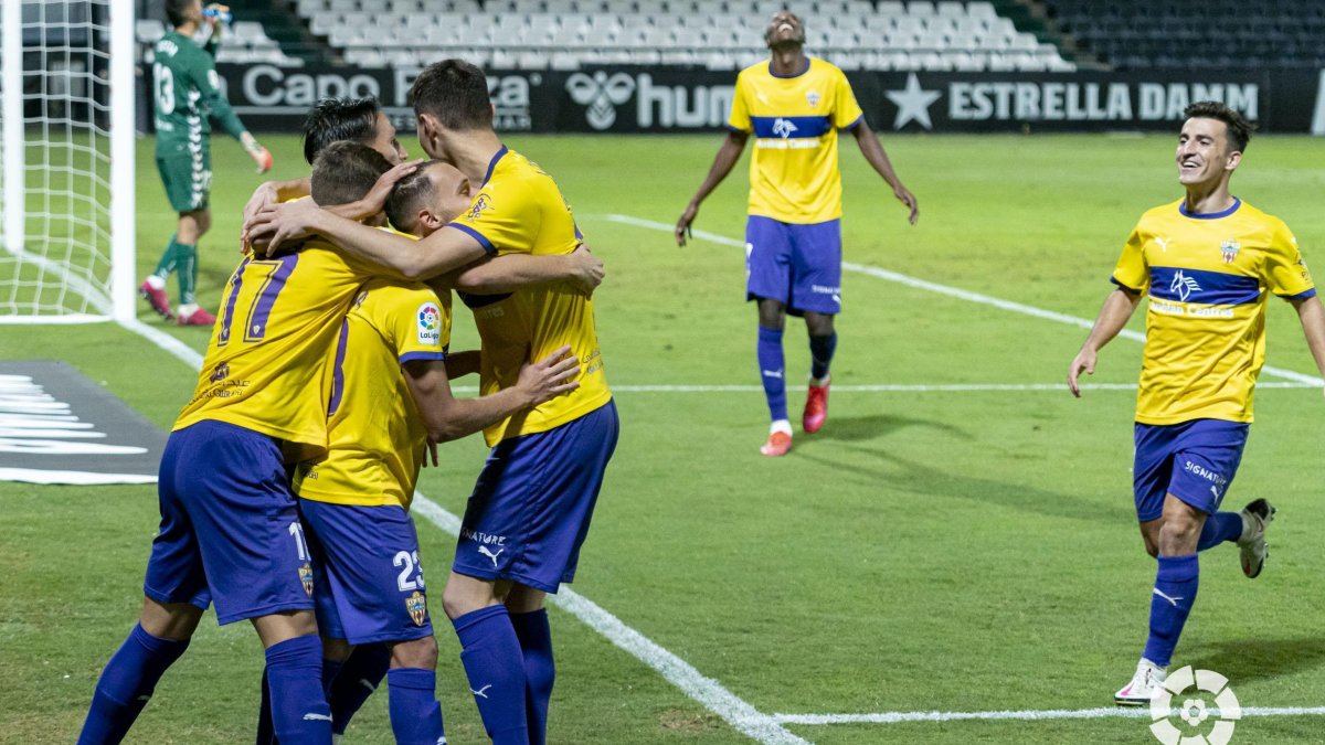 Los jugadores del Almería celebran el gol de Fran Villalba en Castalia.