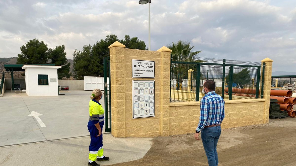El concejal de Servicios, David Siles, en las instalaciones del Punto Limpio.