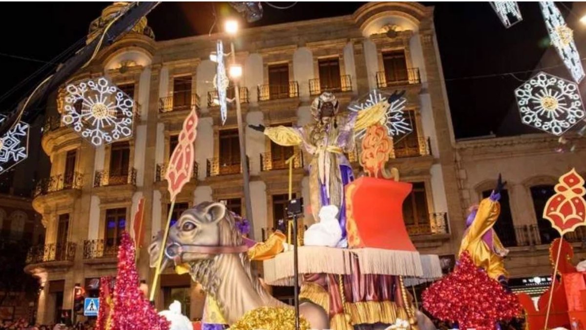 Cabalgata de Reyes Magos pasando por Puerta de Purchena