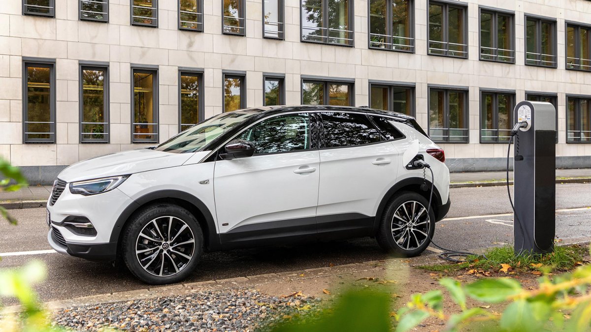 Opel Grandland X híbrido en un cargador público.