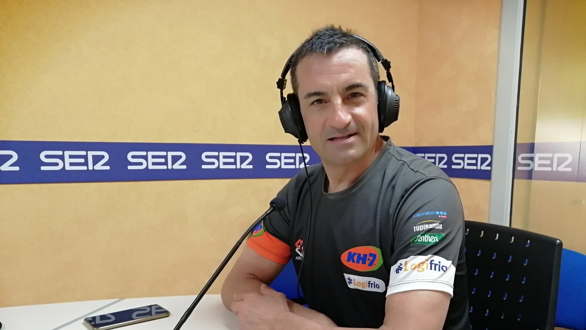 Melchor Mauri en los estudios de la Cadena SER Almería.