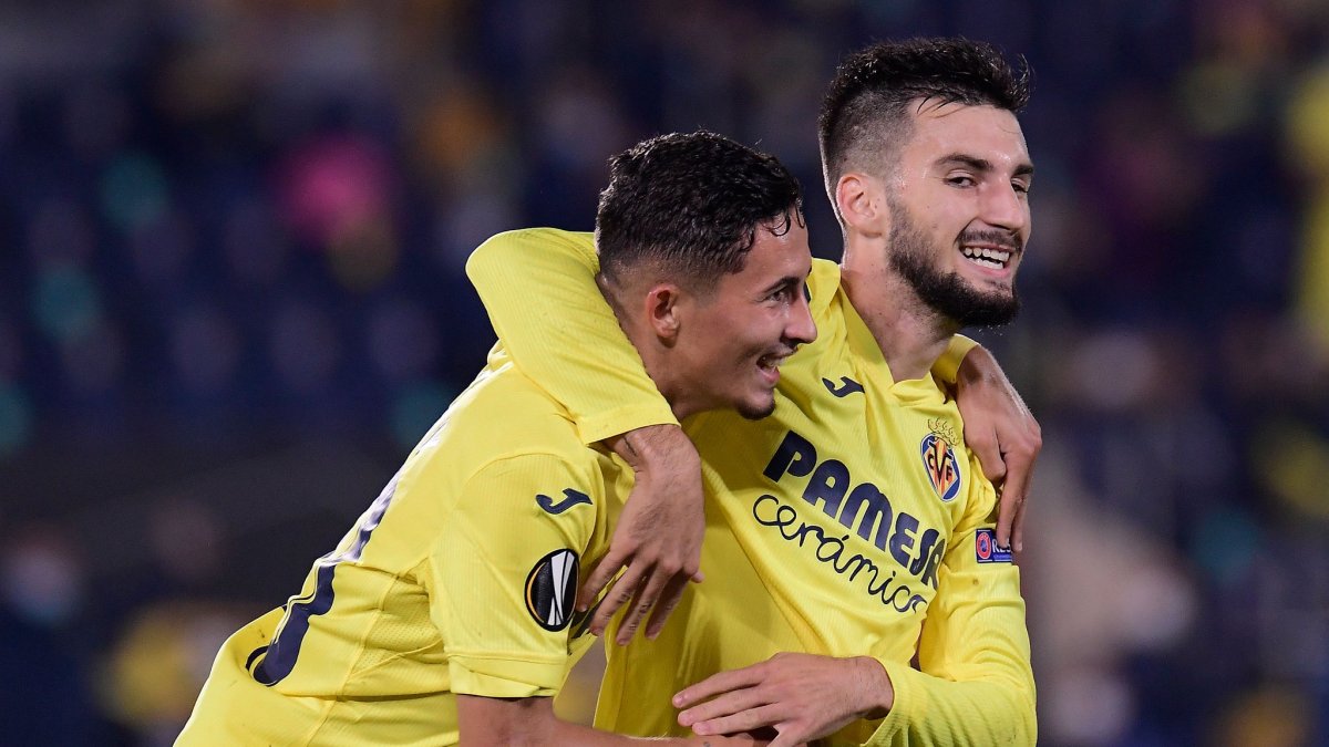 Álex Baena (derecha), celebrando su gol frente al Maccabi de Tel Aviv.