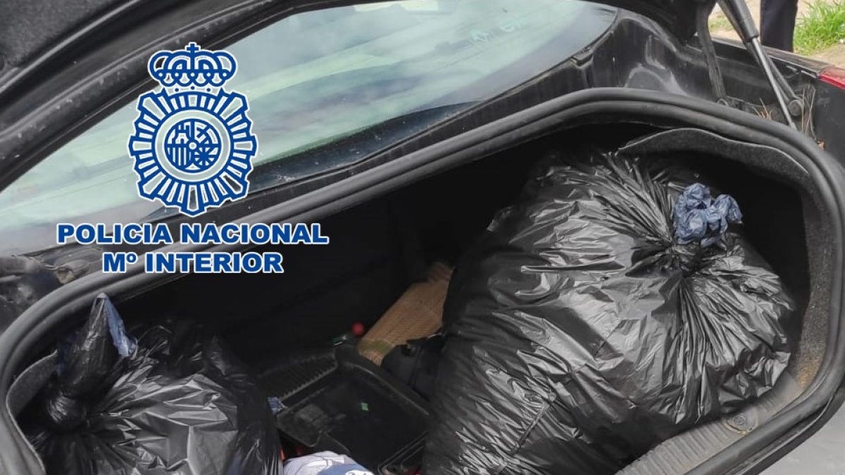 Carga del maletero del coche inmovilizado por la Policía.