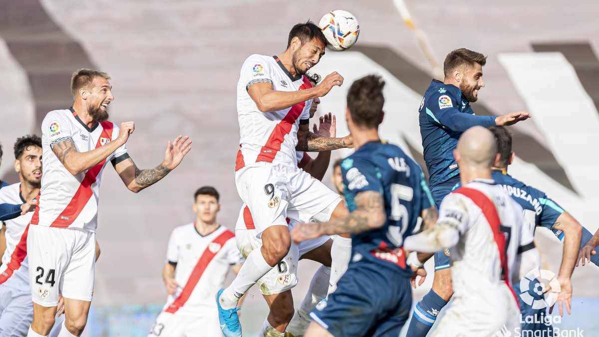 Leo Ulloa salta en una jugada ante el Espanyol con Saveljich detrás.