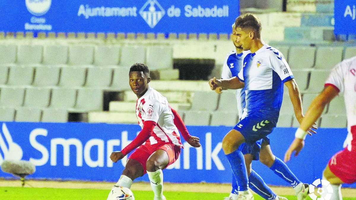 Largie Ramazani en una jugada frente al Sabadell.