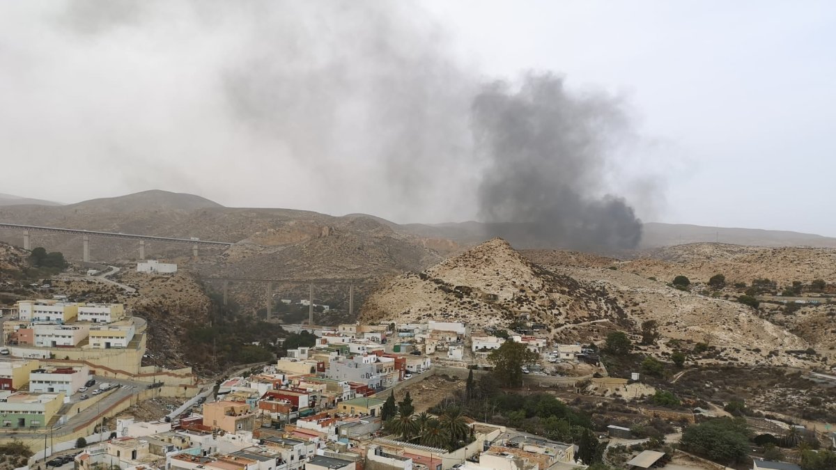Foto de Antonio J. Sánchez Zapata donde se observa el humo del incendio.