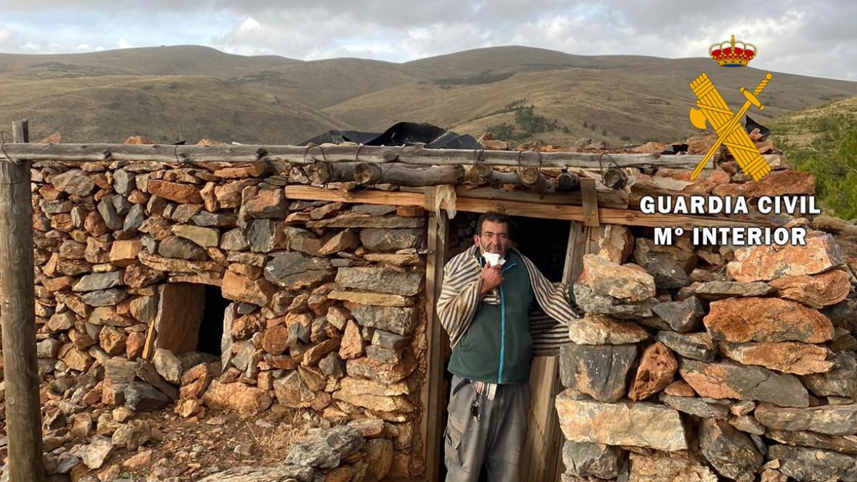 El ganadero pasó la noche cobijado de la lluvia en un cortijo abandonado.