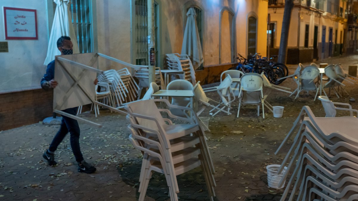 Un bar en Sevilla, cerrando sus puertas a las diez de la noche.
