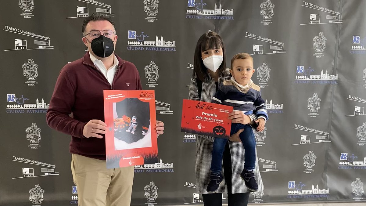 Momento de la entrega de uno de los premios.