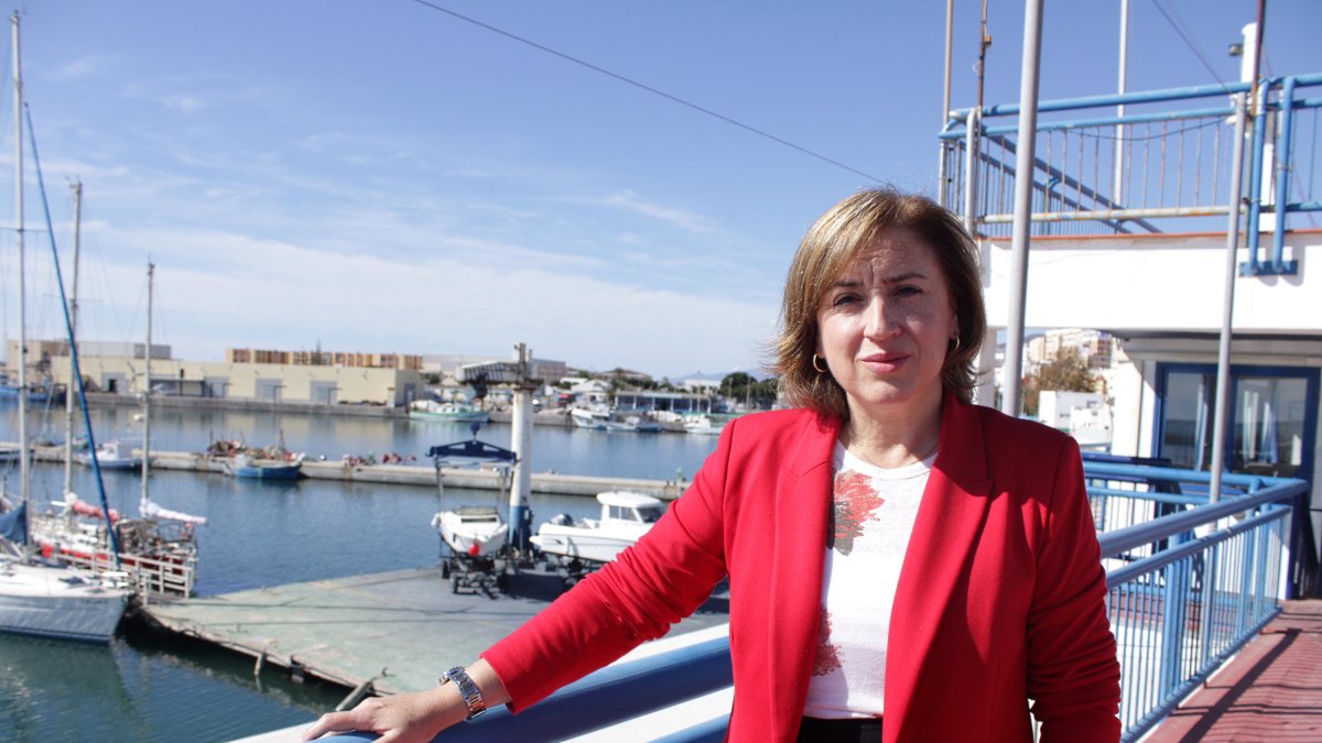 La delegada del Gobierno en Andalucía, en una reciente visita a Adra, se fotografía en el Club Náutico