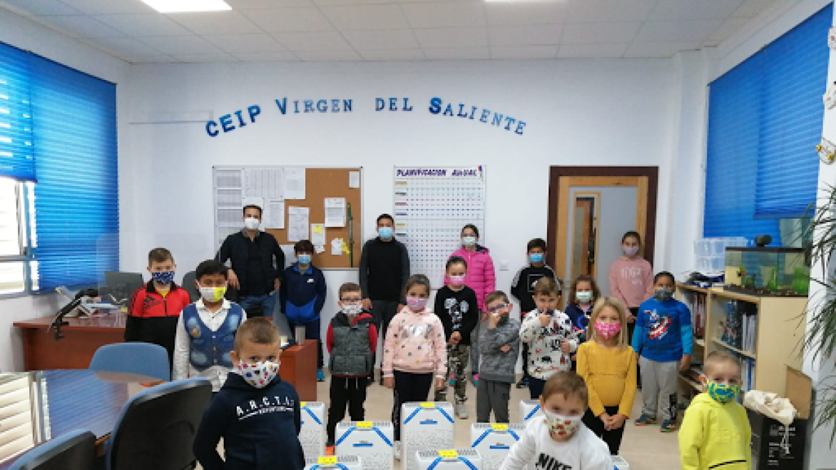 Docentes y niños con las nuevas máquinas.