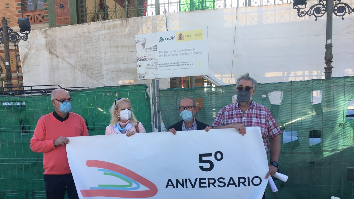 Miembros de la Mesa del Tren, ante la antigua estación de la capital.