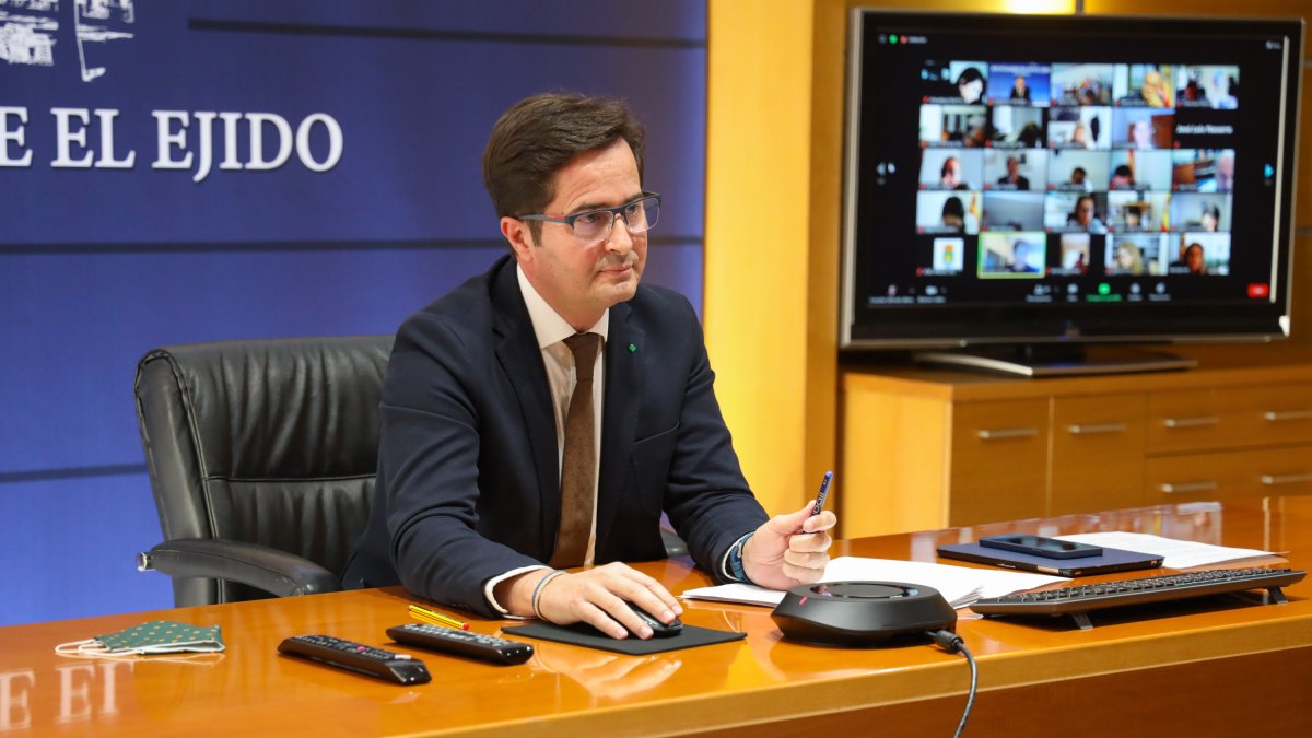 El alcalde de El Ejido, Francisco Góngora, durante el desarrollo de la sesión plenaria.