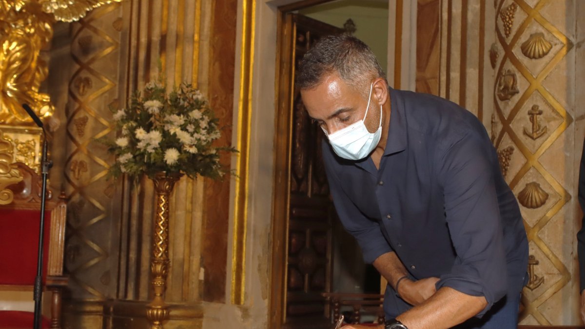 José Gomes firma en el libro de honor de la Iglesia de La Patrona.