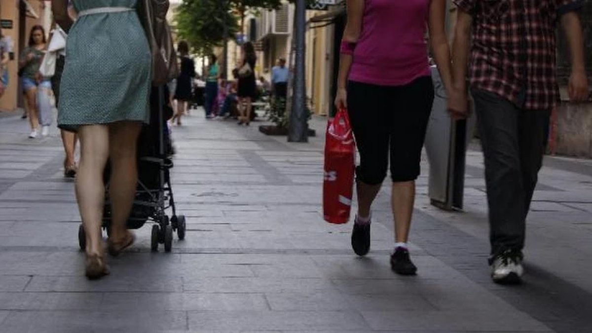 Imagen de archivo de una calle comercial de la capital.
