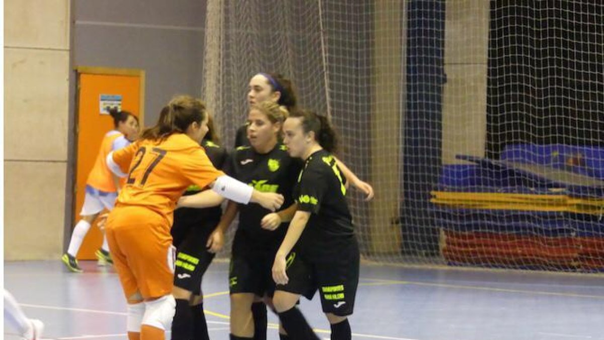 Las jugadoras ejidenses celebrando un gol.