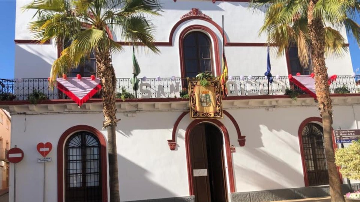 El Ayuntamiento de Cuevas del Almanzora, engalanado con motivo de las Fiestas.