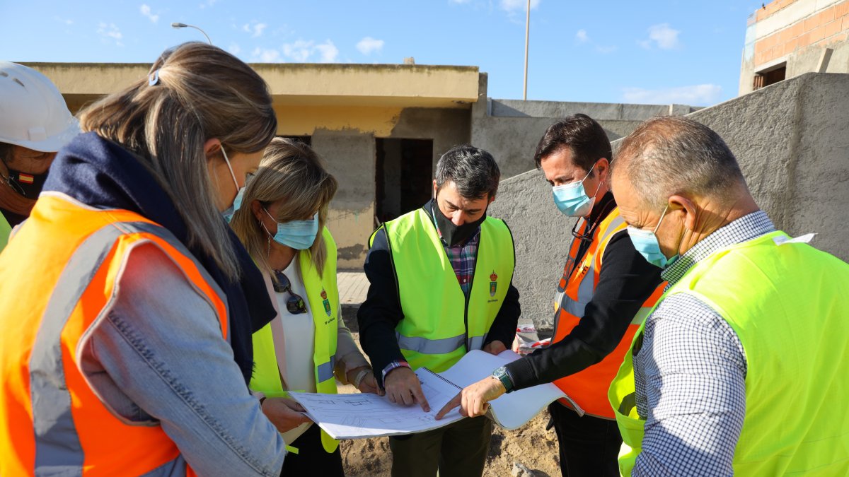 Alcalde de El Ejido y concejales visitando el inicio de las obras.