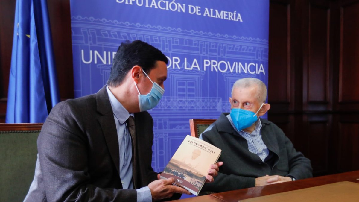 El presidente de Diputación comenta el libro con su protagonista.