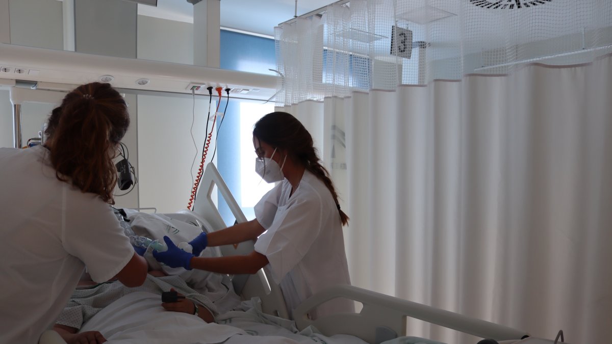 Dos profesionales atienden a un paciente en un hospital del SAS.