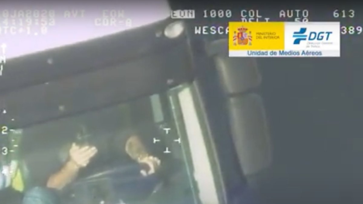 Sostener un dispositivo móvil mientras se va al volante supondrá ahora perder 6 puntos de carnet.