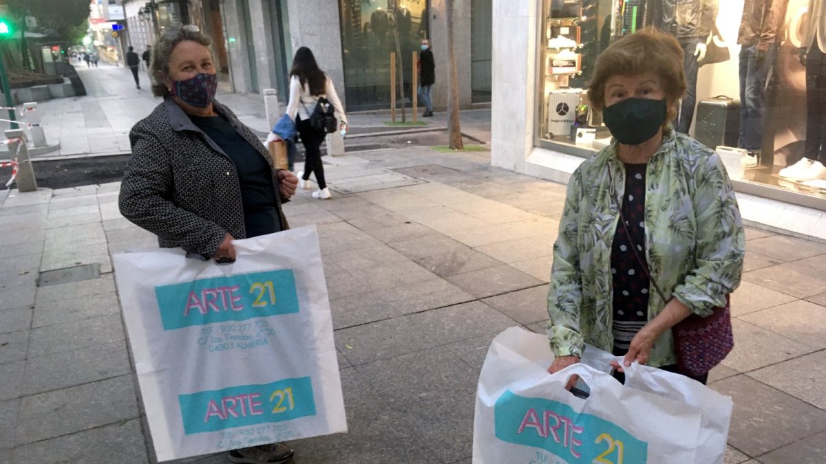 Dos señoras, Lola y Josefina, compraron unos cuadros en el último suspiro.