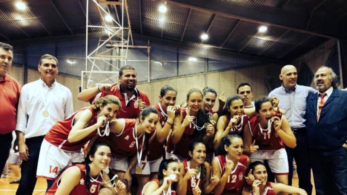 Paco Rueda en un extremo y Pascual en otro celebrando un ascenso.
