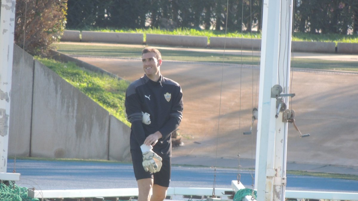 Fernando Martínez llegando muy feliz al Anexo.