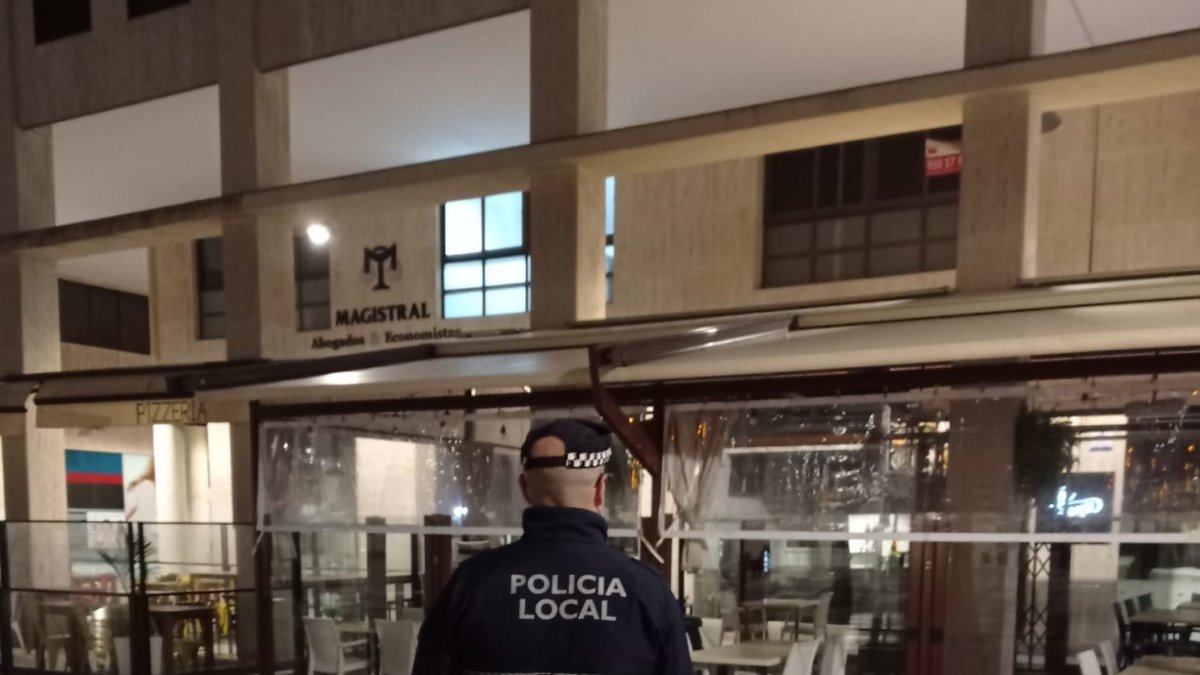 Un agente comprobando el cumplimiento de las medidas.