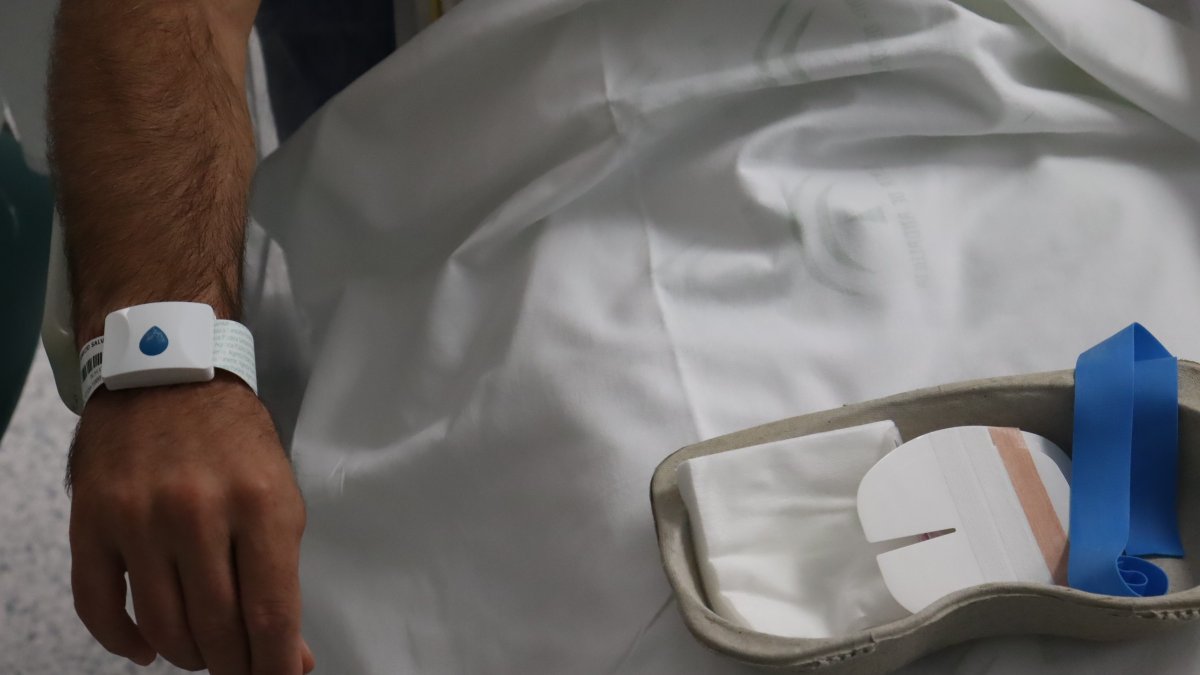 Un paciente con pulsera digital en el Hospital de Poniente.