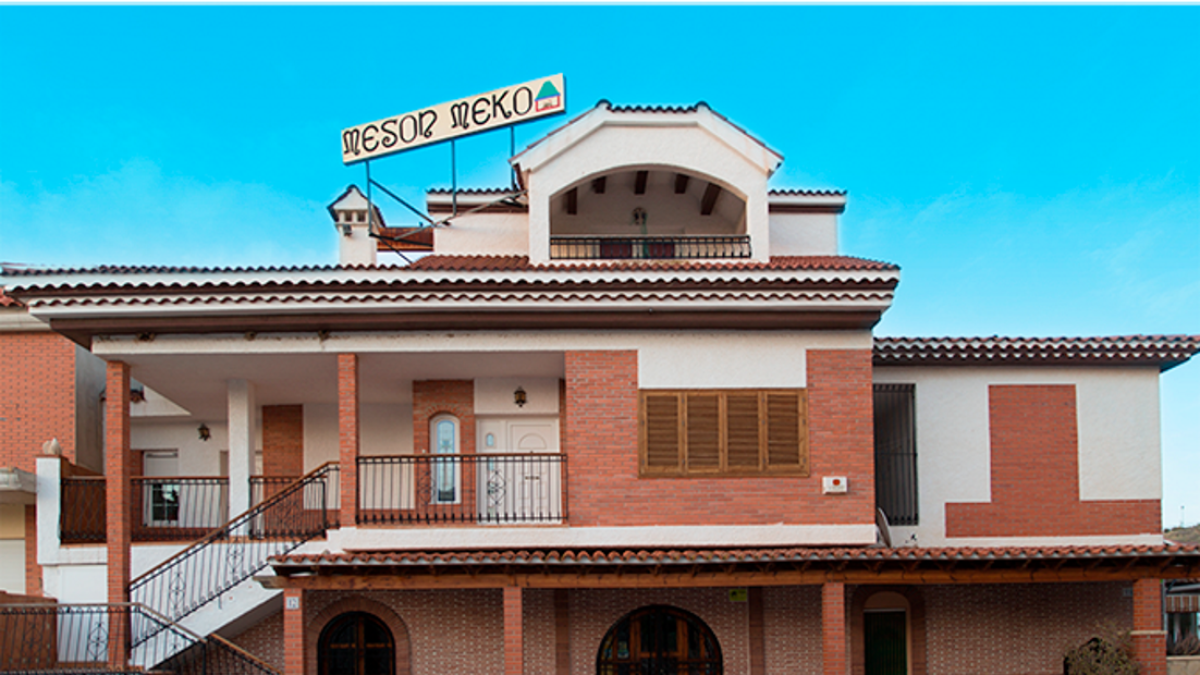 El Mesón Meko está situado a la entrada de Turre, a los pies de Sierra Cabrera.