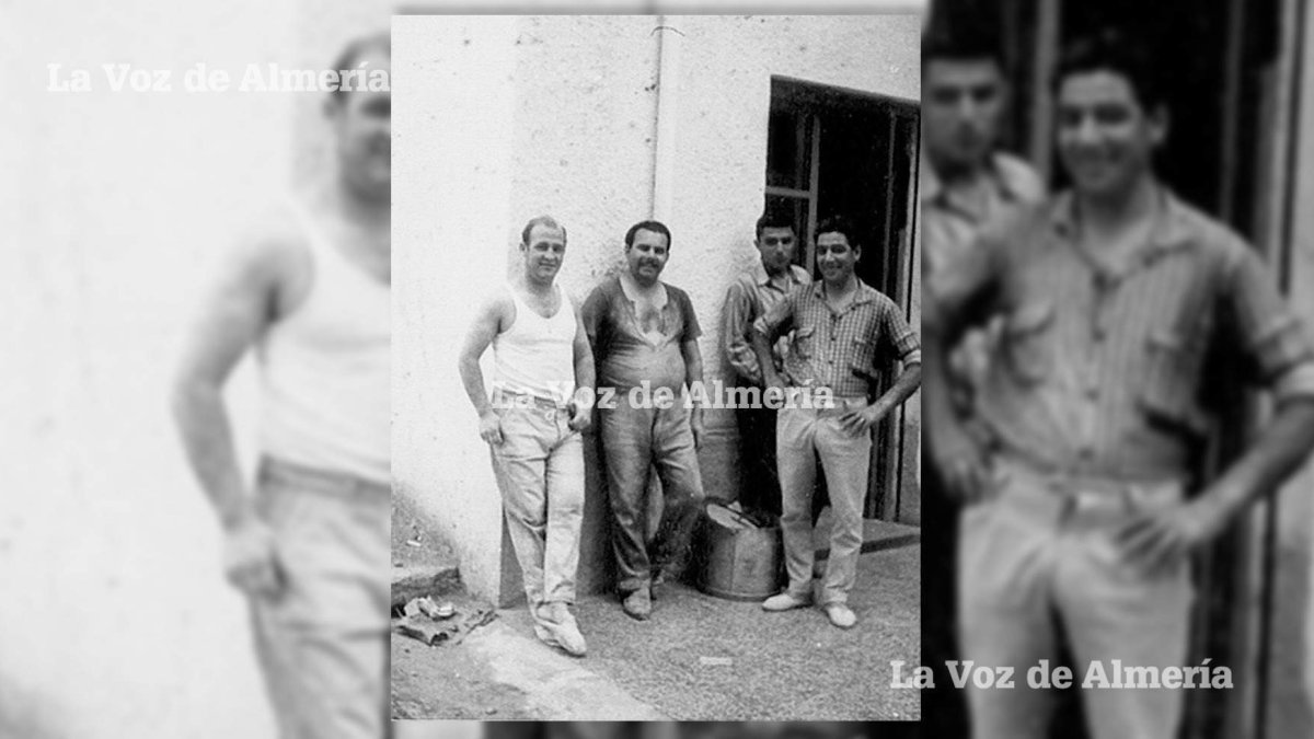 Grupo de panaderos de la fábrica del Tagarete, allá por el año de 1968. En camiseta de sport, el célebre maestro, Carmelo el de Pescadería.