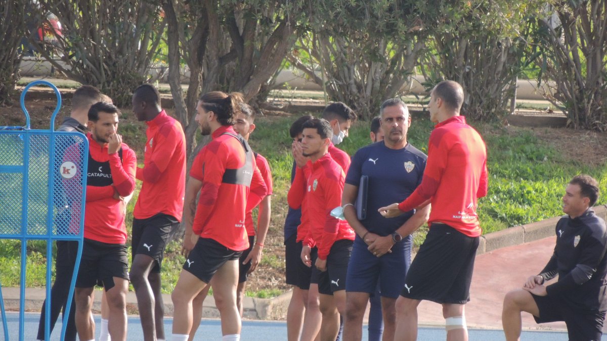 José Gomes hablando con Radosav Petrovix este jueves.