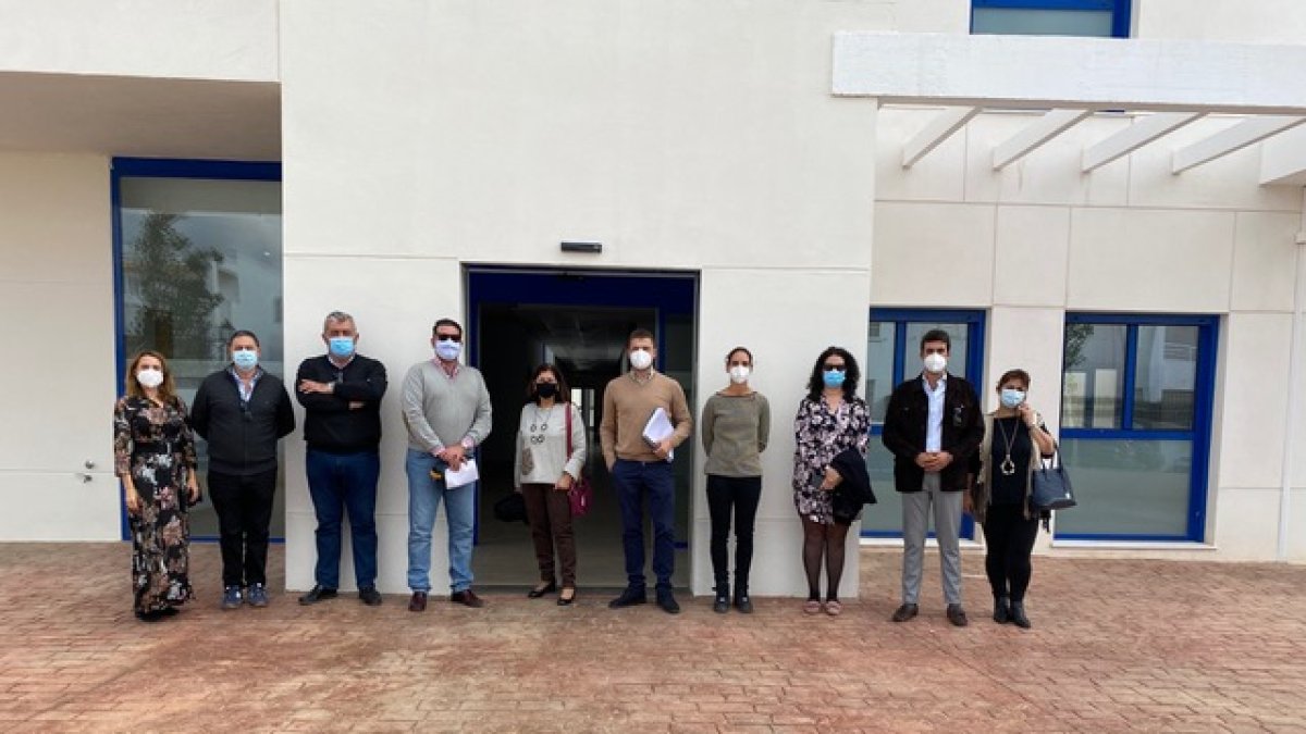 Autoridades en las nuevas instalaciones.