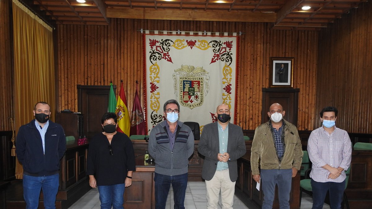 Autoridades y representantes de empresas.