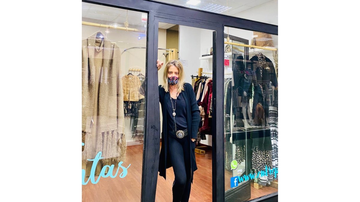 Carmen de Juan, en la puerta de su nuevo local.
