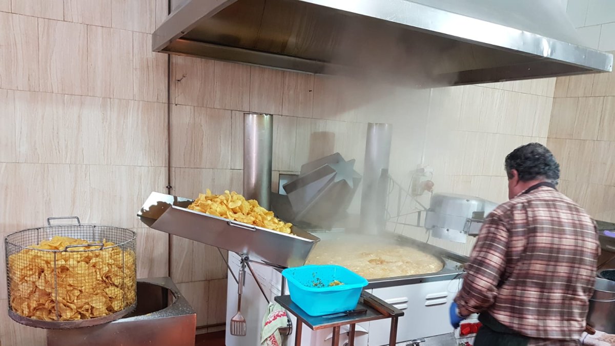 Patatas Caseras La Tijoleña – Churrería Agapito, las exquisitas y auténticas patatas fritas caseras hechas a mano como se han hecho toda la vida.